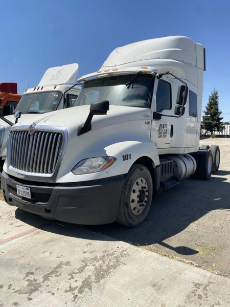 International LT625 Sleeper Truck, 2018 – Cummins X15, 72″ Sleeper, Automatic