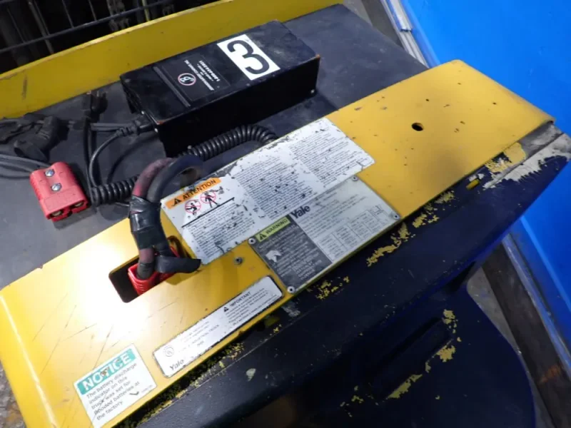 YALE 2800 LBS ELECTRIC STRADDLE LIFT  -  MRW030LEN24TE078