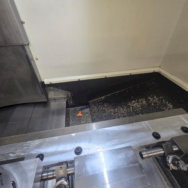 Hyundai Wia F500VM VMC, 2013 – Probing, Chip Conveyor