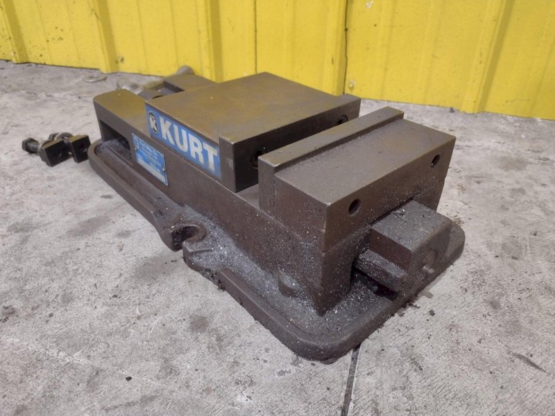 6&quot; KURT MODEL #D675 PRECISION MACHINE VISE W/ SWIVEL HANDLE: STOCK #23448