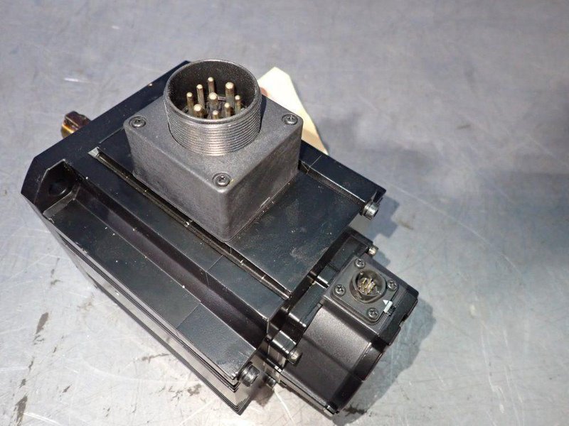 OMRON 0.9 KW AC SERVO MOTOR  -  R88M-K90010F-BS2