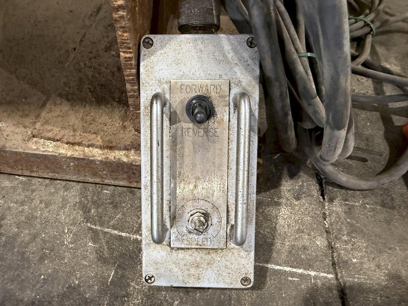 1,250 LB STINGER MODEL #P-1250 PIPE WELDING POSITIONER WITH 30" GRIPPER CHUCK: YOBRO #25216
