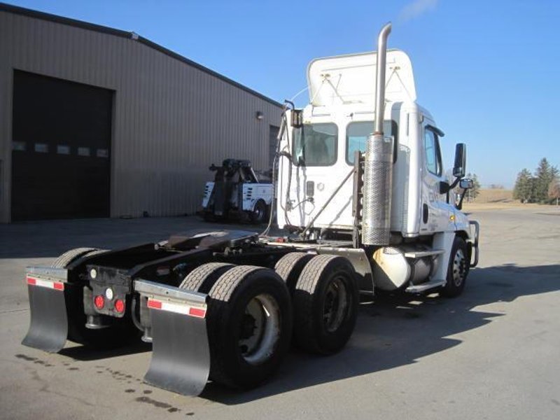 2010 Freightliner Cascadia Day Cab Semi Truck