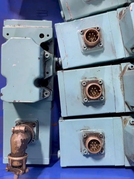 MOOG HYDRAULIC VALVES  -  641-201A