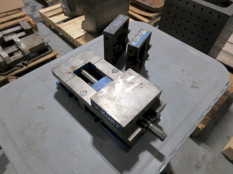 Kurt 3620V Short Modular Vise ***No Stationary Jaw***, with (2) Kurt Moveable Jaws for DX6 and D675- Auction Item