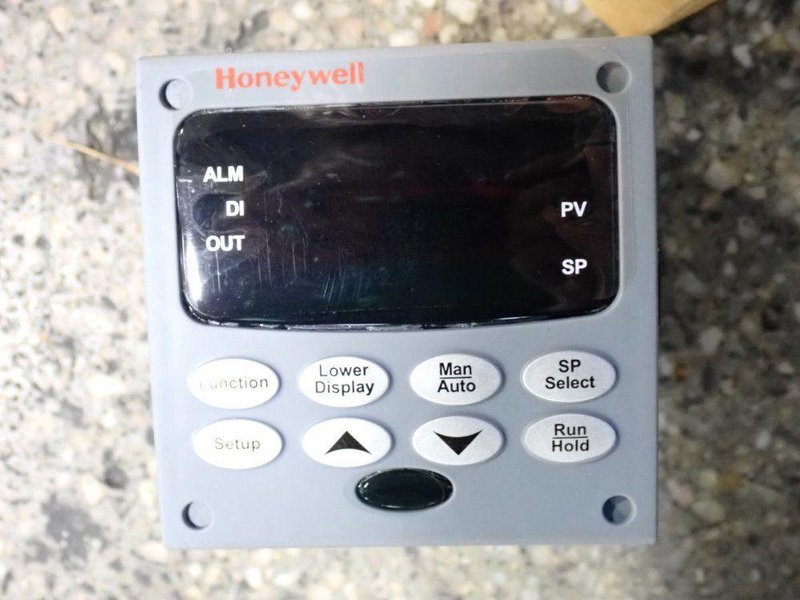 HONEYWELL DIGITAL CONTROLLER  -  UDC3200 / DC3201-CE-100R-210-10000-00-0
