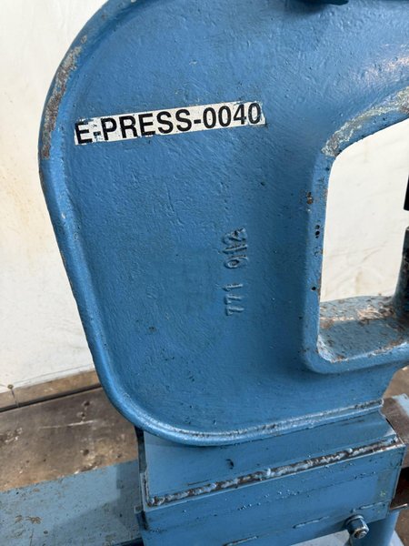 70-TON WHITNEY C FRAME HYDRAULIC WEB PUNCH. STOCK # 0666025