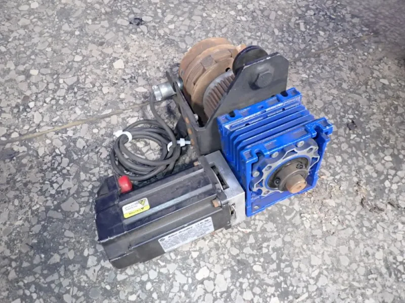 ALLEN-BRADLEY 5000 RPM SERVO MOTOR/WORM GEAR REDUCER ASSEMBLY  -  MPL-A330P-SJ22AA