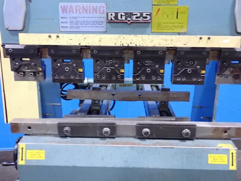 AMADA 25 TONS PRESS BREAK  -  RG-25