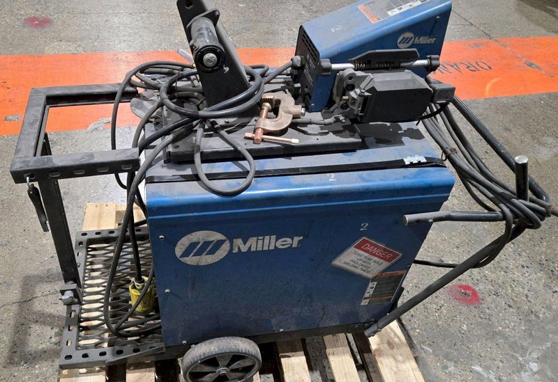 MILLER DELTAWELD 302 / 70 SERIES MIG WELDER WITH WIRE FEEDER USED