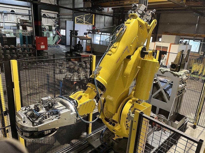 Fanuc Robot + 3 Breton machining centers 5 axes