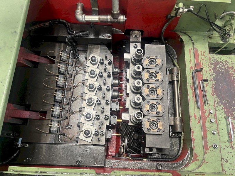 Dah-Lian Model NF 17B-6S Six Die Nut Forming Machine