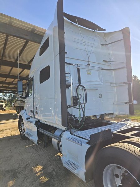 VOLVO VNL64T760 - Trucks