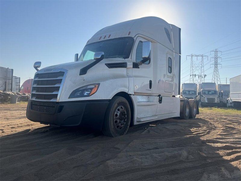 2020 Freightliner CA126SLP - Cascadia  3AKJHHDR2LSLR4945