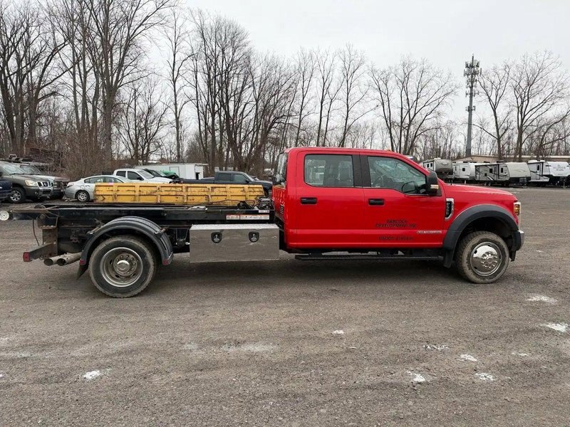 Ford F550 Flatbed Truck, 2019 – w/ Switch-N-Go Hoist