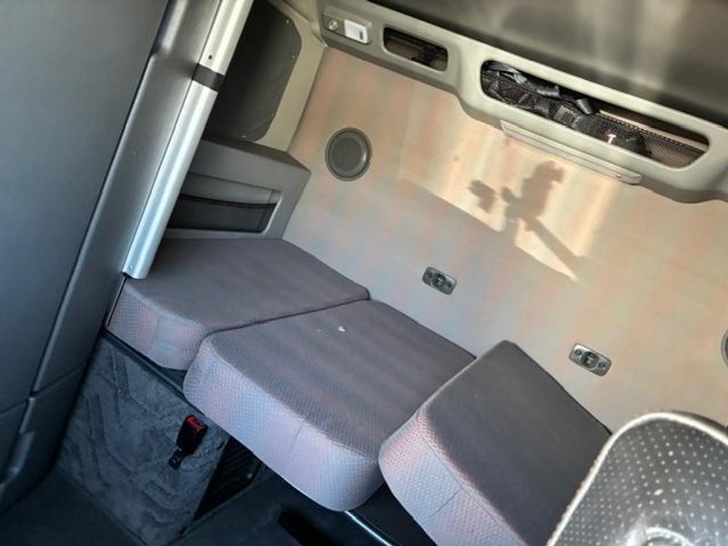 Volvo VNL64T860 Sleeper Semi Truck, 2024 – 162,325 Miles, Volvo D13, I-Shift Automatic, 77” Sleeper, Tandem Axle Highway Tractor