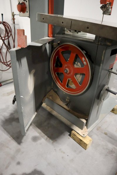 DoAll 2013-V Vertical Bandsaw 20" Variable Speed, Welder Grinder- Auction Item