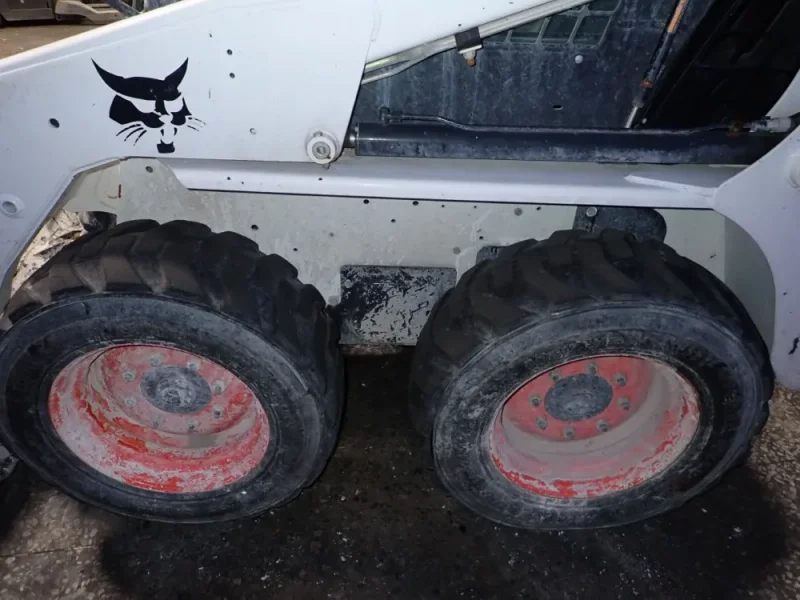 BOBCAT 1300 lbs SKID STEER  -  S130