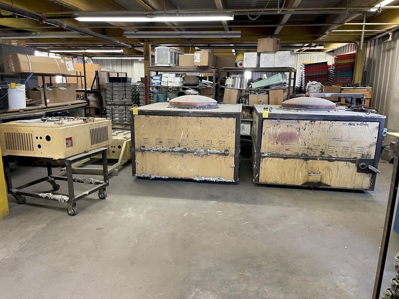 Thermtronix model lsf900 900# stationary melting furnace s/n 961316 with lid and controls