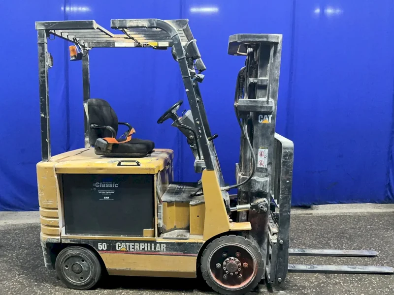 CATERPILLAR 5000 LBS ELECTRIC FORKLIFT  -  2E025