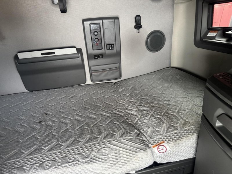 Volvo VNL Sleeper Semi Truck, 2023 – D13 Engine