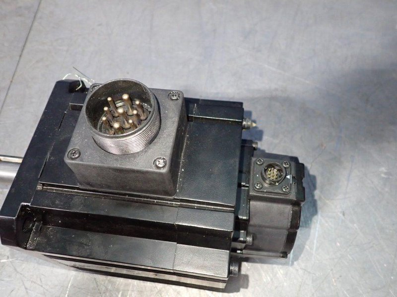 OMRON 0.9 KW AC SERVO MOTOR  -  R88M-K90010F-BS2