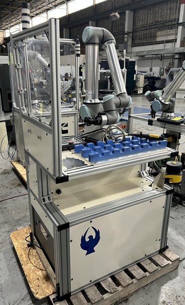Universal Robots UR10e Cobot With Parts loading base/station. New-2020