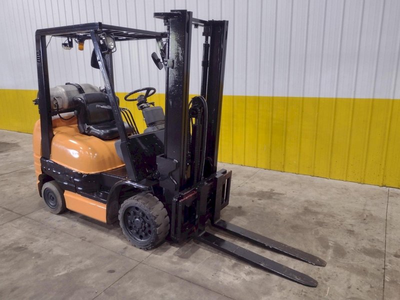 4,700 LBS TOYOTA MODEL #42-6FGCU25 LP GAS FORKLIFT: STOCK #23743