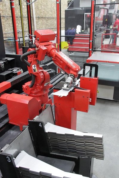 60 Ton x 4′ Amada EG6013 Automated Bend Cell, 2017 – 6 -Axis Robot, 7-Axis Backgauge