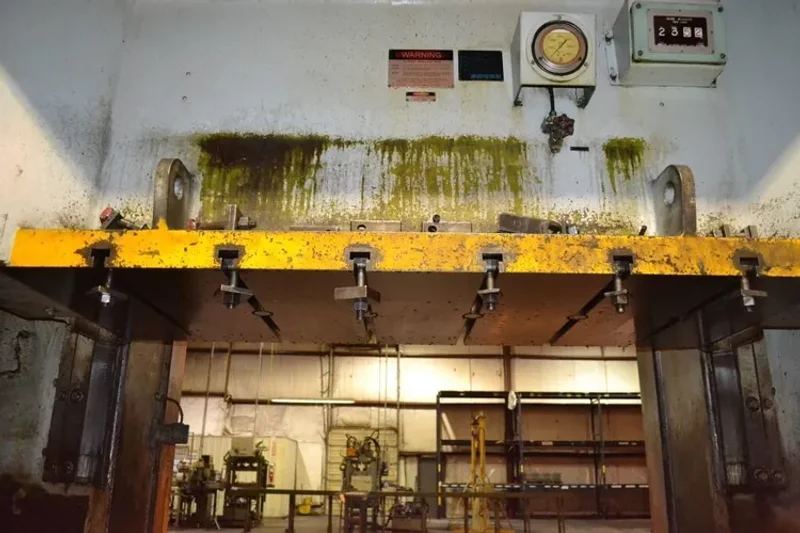 KOMATSU 220 TON ECCENTRIC GEAR 2 PT SS PRESS, S/N 10017, STOCK# 13404J