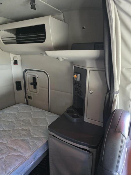 PETERBILT 567 - Trucks