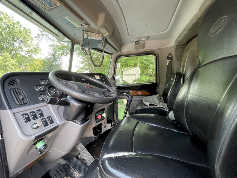 2010 Peterbilt 367 Flat Top w/36” Sleeper