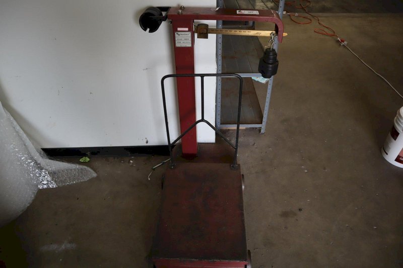 Northern 1000 lb Rolling Manual Shipping Scale with Slide Rule and Weights- Auction Item