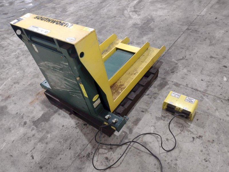 4,000 LBS X 30&quot; X 40&quot; SOUTHWORTH HYDRAULIC PALLET TIPPER / UPENDER, 110V SINGLE PHASE: STOCK #22329