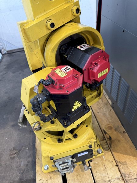 FANUC M-6iB/20 6 AXIS ROBOT W/ R-J3IB CONTROLLER. STOCK # 1005624