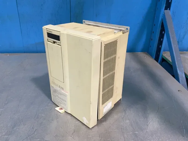 MITSUBISHI FREQROL-A200 AMP INVERTER 5K-U3  -  FR-A220-5.5K-U3