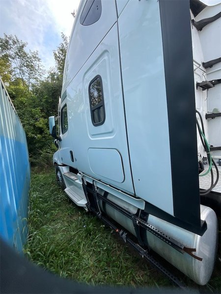 2021 Freightliner Cascadia 1FUJHHDR6MLMJ2151