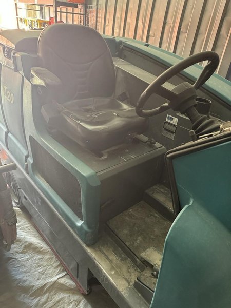 Tennant Floor Scrubber T-20, 2012 – 2 of 2