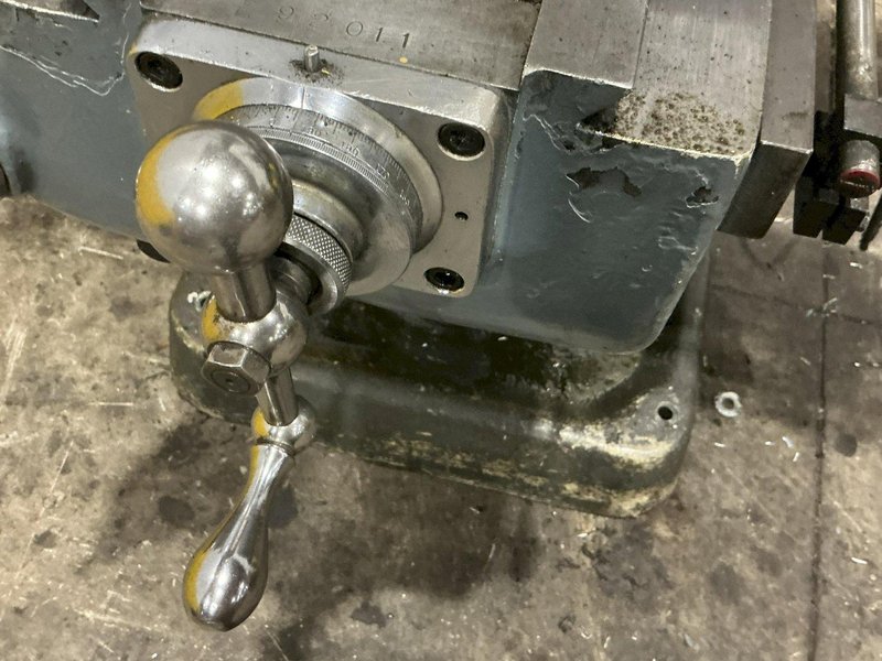 1.5 HP BRIDGEPORT VERTICAL MILL W/ POWER FEED: YOBRO #26042
