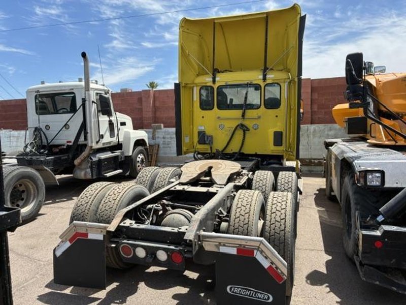 Kenworth T680 Day Cab Semi Truck, 2016 – PACCAR MX-13 Diesel – Tandem Axle – Class 8 Tractor