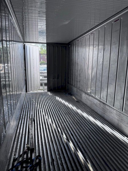 40&#039; REFRIGERATED SHIPPING CONTAINER. STOCK # 0993225.