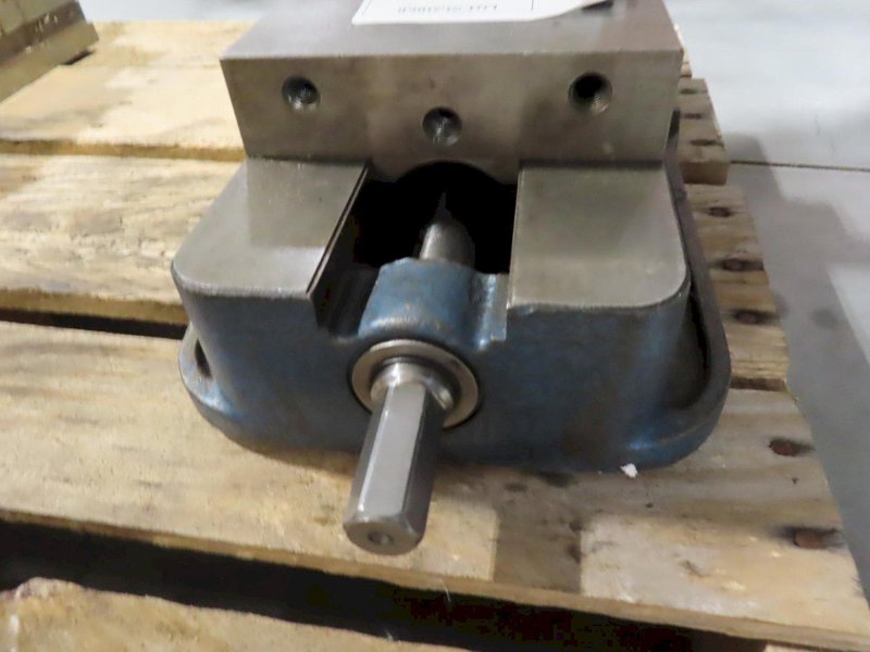 Kurt D675 6" Machine Vise with Steel Jaws- Auction Item