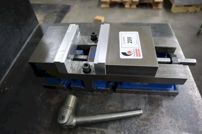 Kurt 3600V 6" Machine Vise, Side or Flat Mounting, with Aluminum Jaws and Handle- Auction Item