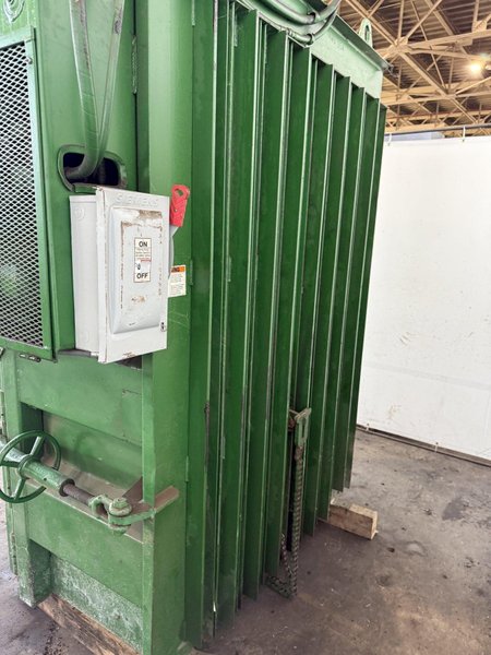 VERTICAL HYDRAULIC BALER. STOCK #0447725