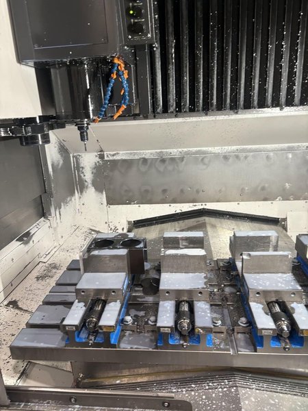 Okuma M560 VMC, 2016 – TSC, 15k Spindle, Chip Conveyor, Mist Collector, Spindle Chiller