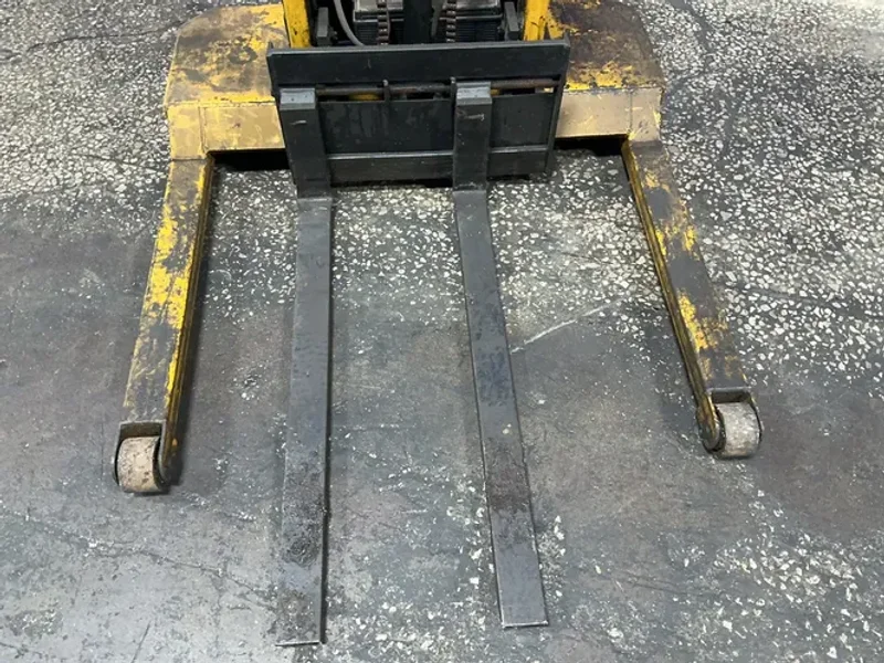 BIG JOE 1500 lbs ELECTRIC PALLET STACKER   -  1524-A5