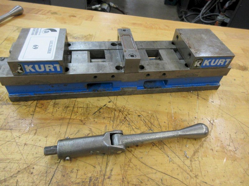 Kurt DL430 4&quot; Machine Vise with Handle- Auction Item