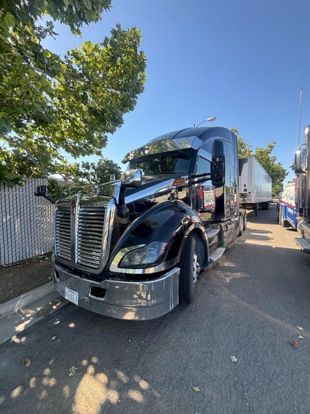 Kenworth T800 Sleeper Truck, 2019 – Heavy-Duty 6×4 Semi Tractor, Cummins/PACCAR Power, Sleeper Cab