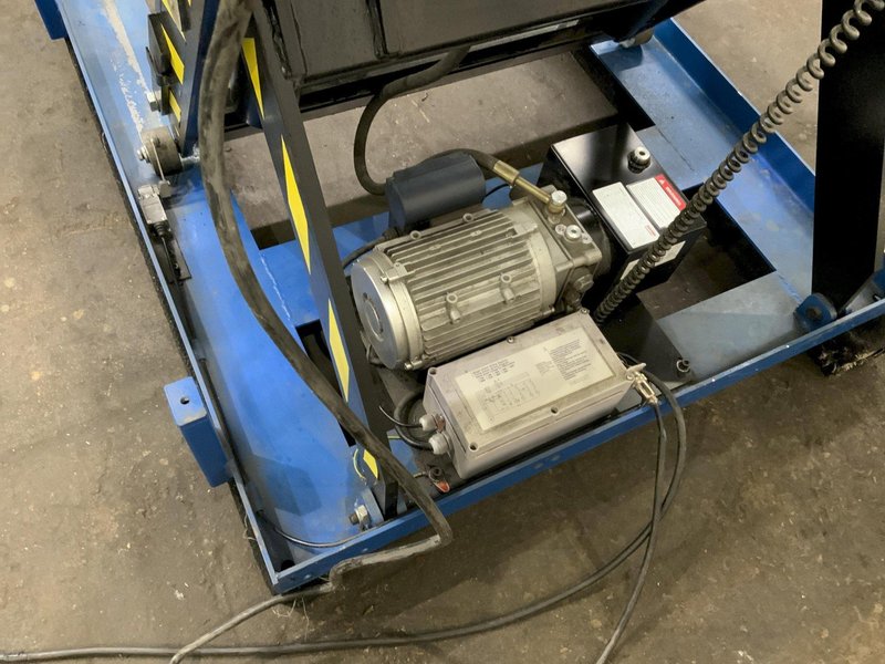 3330 LBS GLOBAL INDSUTRIAL HYDRAULIC SCISSOR LIFT TABLE: STOCK #81178