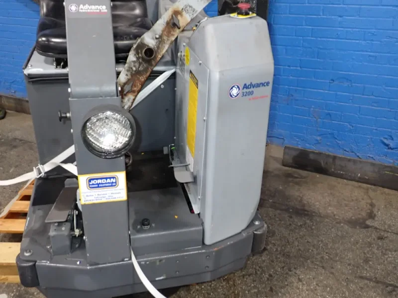 ADVANCE 40" FLOOR SCRUBBER  -  3200C